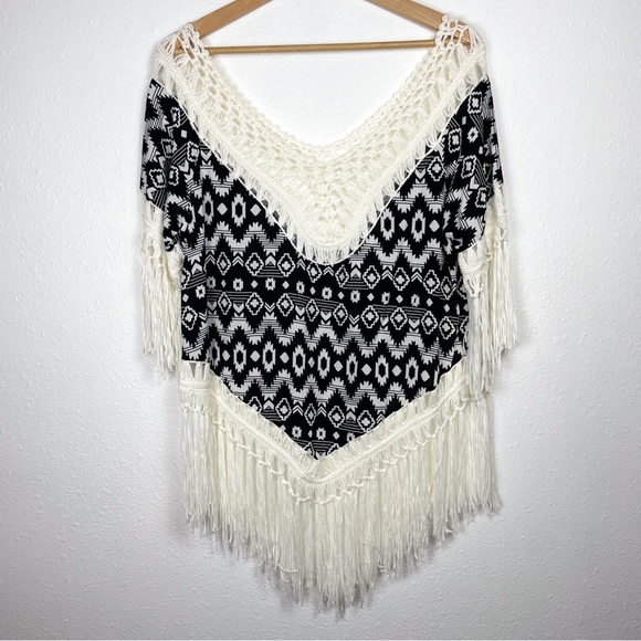 IT GIRL Sz. S Aztec Boho Pattern Fringe Poncho - Picture 1 of 7